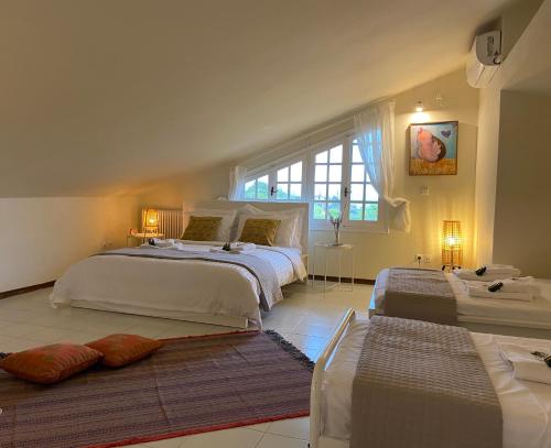 En eller flere senge i et værelse på Villa Eleonas by the Sea with private pool