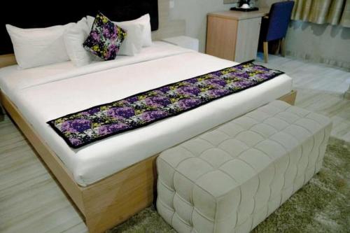 Un pat sau paturi într-o cameră la Room in Lodge - Christine Apartment Hotel Ltd