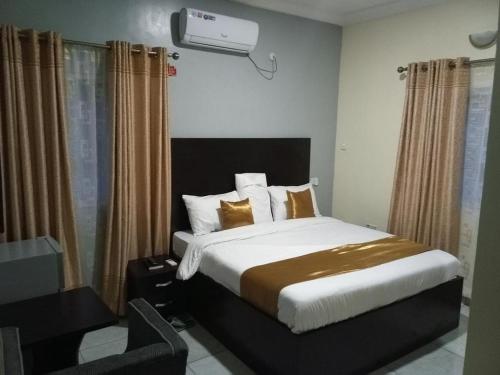 سرير أو أسرّة في غرفة في Room in Lodge - Blooms Spot Hotel Self Service Apartment