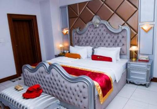 Un pat sau paturi într-o cameră la Room in Apartment - Limewood Hotel 5 Star Port Hotel