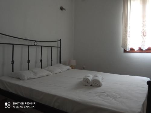 sypialnia z łóżkiem z dwoma ręcznikami w obiekcie elaiolithos w mieście Kóstos