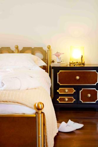 a bedroom with a bed and a dresser with a mirror at Petritis Guesthouse in Oítilon