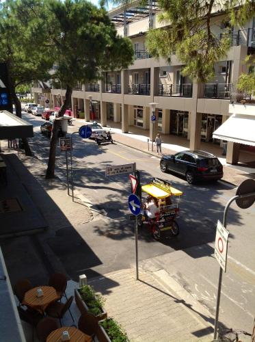an overhead view of a city street with tables and cars at Hotel Ivana in Lido di Jesolo