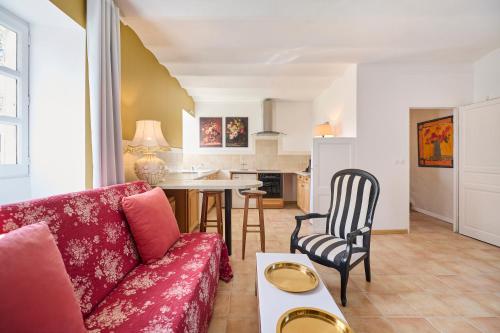 un salon avec un canapé rouge et une table dans l'établissement Gites de charme à la campagne, à Lemps