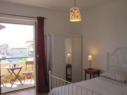 - une chambre avec un lit et un balcon dans l'établissement Magnolia B&B, à Citta' Sant'Angelo