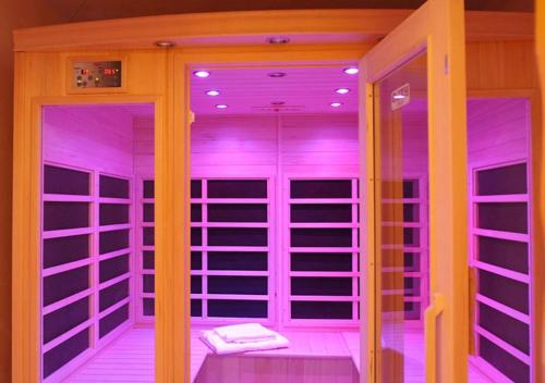 una camera con illuminazione viola in una casa di La Grange de Marie a Les Allues