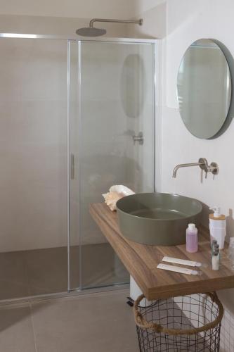 a bathroom with a green sink and a shower at Marezè in Punta Secca