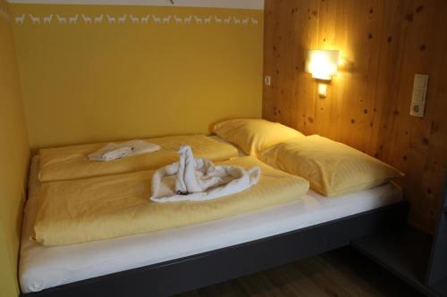 ein Schlafzimmer mit 2 Betten und Handtüchern darauf in der Unterkunft Oase Berta in Bad Aussee