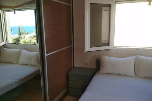 En eller flere senge i et værelse på Sea View Apartment Maisonette