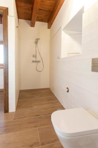 a bathroom with a toilet and a shower at Araucaria House in Barreiros