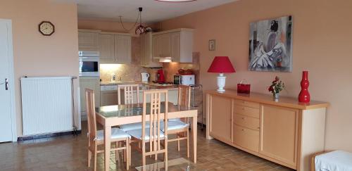 une cuisine avec une table et des chaises ainsi qu'une salle à manger dans l'établissement WEEK END EVASION A BANYULS SUR MER DANS PYRENEES ORIENTALES, à Banyuls-sur-Mer