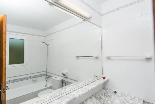 Ένα μπάνιο στο Villa Noixa