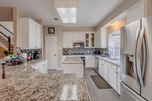 Dapur atau dapur kecil di Newly Renovated Home with Spacious Interior & Backyard Pool - Perfect for Families!
