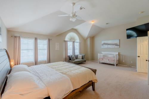 Katil atau katil-katil dalam bilik di Newly Renovated Home with Spacious Interior & Backyard Pool - Perfect for Families!