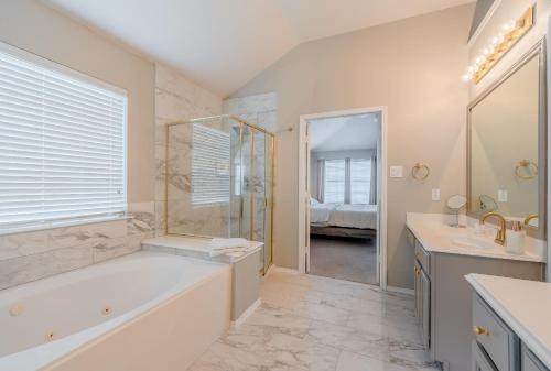Bilik mandi di Newly Renovated Home with Spacious Interior & Backyard Pool - Perfect for Families!