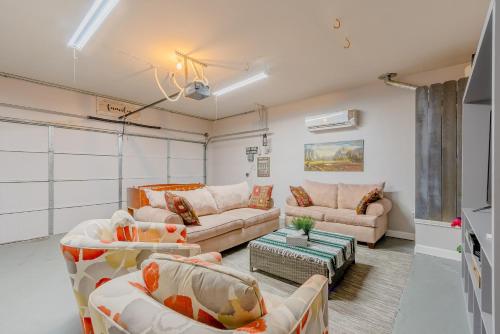 Ruang duduk di Newly Renovated Home with Spacious Interior & Backyard Pool - Perfect for Families!