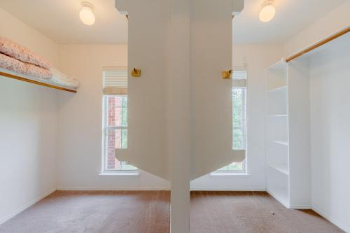 Gambar di galeri bagi Newly Renovated Home with Spacious Interior & Backyard Pool - Perfect for Families! di Frisco