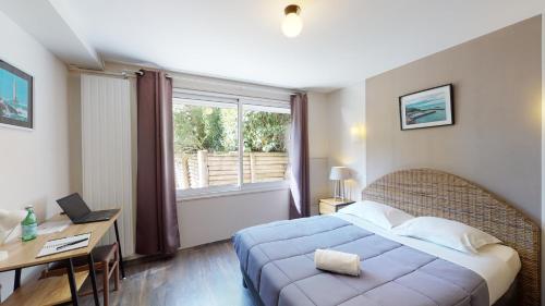 Hôtel Les Pieux En Cotentinにあるベッド