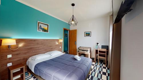 Postel nebo postele na pokoji v ubytování Hôtel Les Pieux En Cotentin