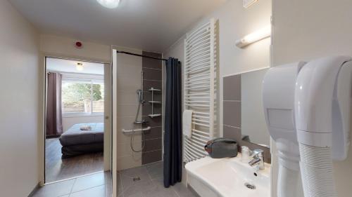 Ванная комната в Hôtel Les Pieux En Cotentin