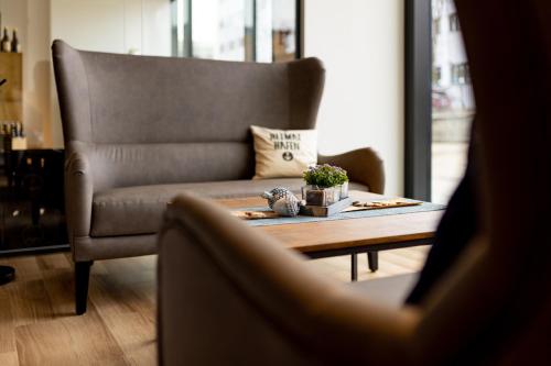 a living room with a couch and a coffee table at mk hotel passau in Passau