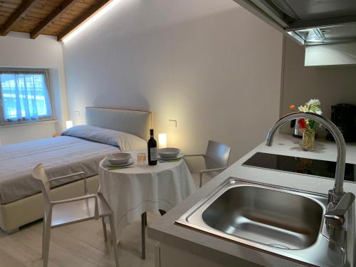 a kitchen and a bedroom with a bed and a sink at Appartamenti Ca' Gabri & Cici in Garda