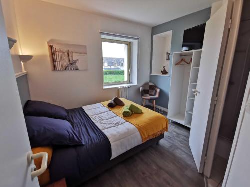een kleine slaapkamer met een bed en een raam bij TREAS GLAZ in Plouescat
