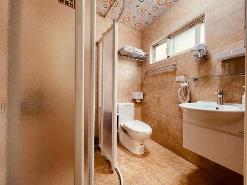 南竿鄉的住宿－祖厝民宿，一间带卫生间和水槽的浴室
