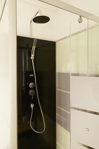 une douche avec pommeau de douche dans une salle de bain dans l'établissement Emplacement idéal 200m de la plage, à Saint-Jean-de-Monts