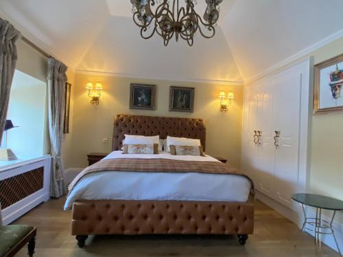 Postel nebo postele na pokoji v ubytování Clan Young Suite Apartment-LUXURY CENTRAL GETAWAY!!