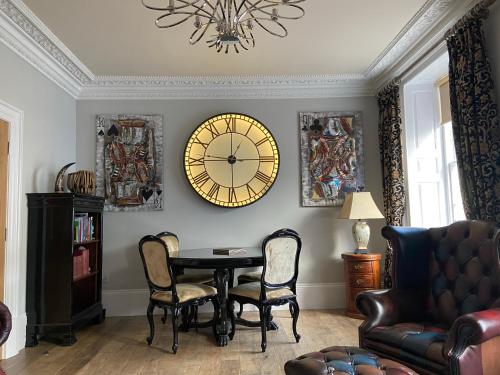 Χώρος καθιστικού στο Clan Young Suite Apartment-LUXURY CENTRAL GETAWAY!!