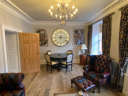 Χώρος καθιστικού στο Clan Young Suite Apartment-LUXURY CENTRAL GETAWAY!!
