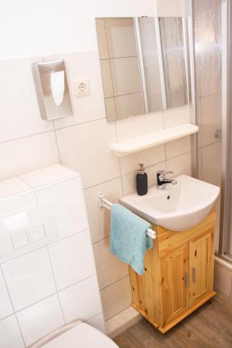 a bathroom with a sink and a toilet at Ferienwohnung am Alten Hafen in Wismar