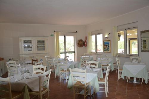 A restaurant or other place to eat at Hotel La Palma
