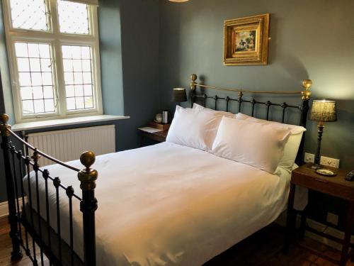 Un pat sau paturi într-o cameră la The Wheatsheaf at Beetham