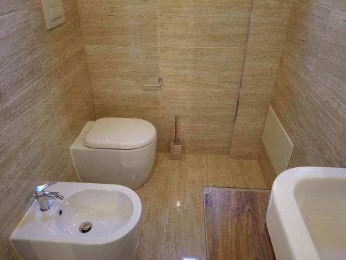 a bathroom with a toilet and a sink at Il Mandorlo in Amantea