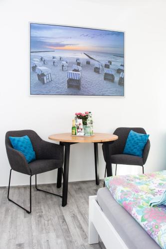 a room with a table and two chairs and a bed at Ferienwohnung am Alten Hafen in Wismar