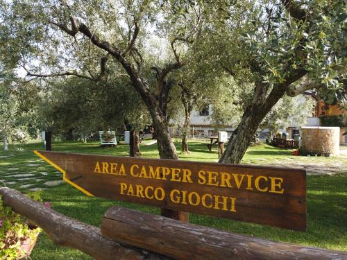 a sign for aarea campyer service papago clough at Il Mandorlo in Amantea
