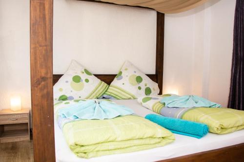 a bed with two pillows on top of it at Ferienwohnung am Alten Hafen in Wismar