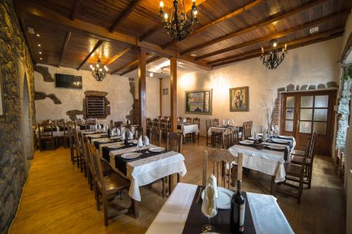 a dining room filled with tables and chairs at Hotel Casa Beletri in Béjar