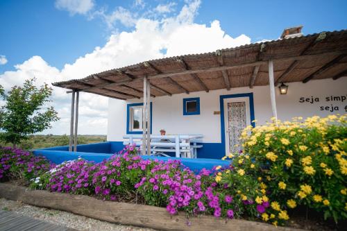 a house with flowers in front of it at Monte Gois Country House e Spa in Curvatos
