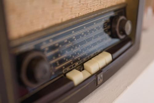 a close up of an old radio receiver at Monte Gois Country House e Spa in Curvatos
