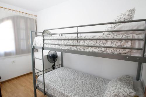ミアミ・プラトーヤにあるCasas Blancas 42の二段ベッド2組が備わる客室です。