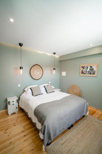a bedroom with a large bed in a room at Monte Gois Country House e Spa in Curvatos
