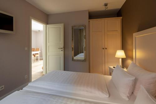 Postel nebo postele na pokoji v ubytování Hotel am Schlosspark garni