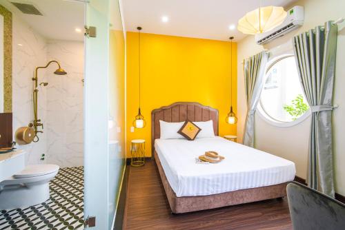 Кровать или кровати в номере Sun City Hotel Da Nang