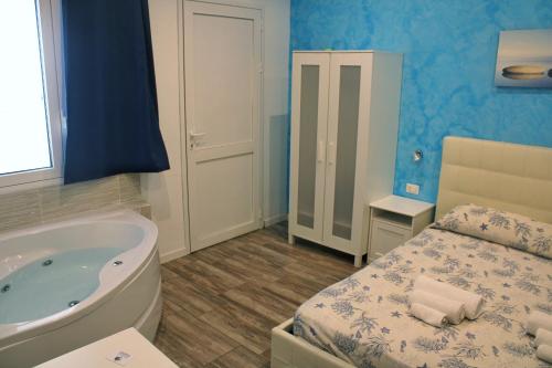 Katil atau katil-katil dalam bilik di Borgo Marino Suite B&B