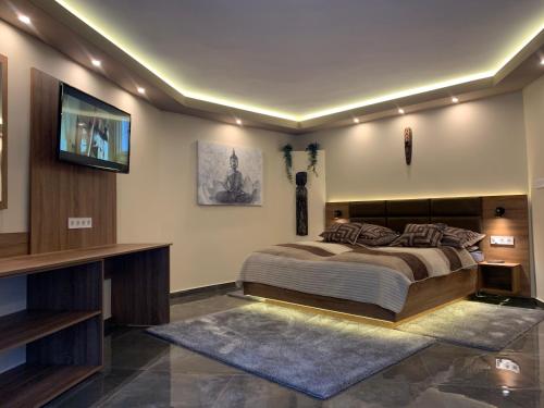 Postel nebo postele na pokoji v ubytování The Jakuzzi Room Miskolctapolca