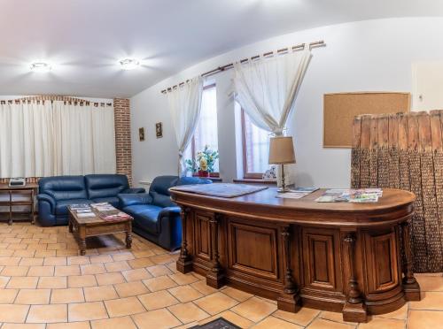 a living room with a desk and chairs and a table at Hotel Rural VII Carreras by Vivere Stays in San Pedro de Rozados