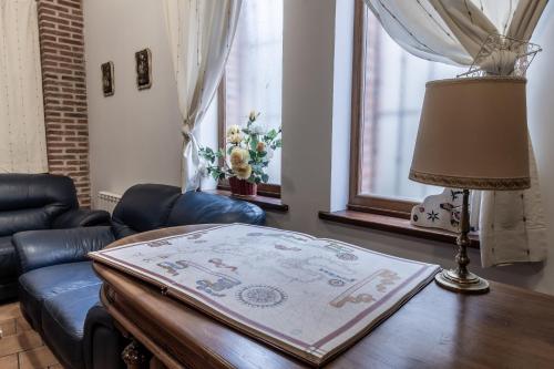 a room with a table with a lamp and a book on it at Hotel Rural VII Carreras by Vivere Stays in San Pedro de Rozados